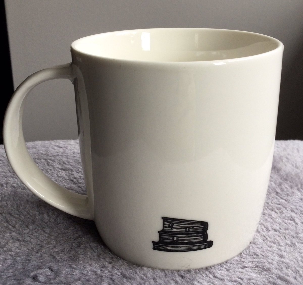 LyndaCheckley's tweet photo. I bought a new mug 😍😍😍
#newmug #BookTwitter #bookmug https://t.co/MsQqPNodIl