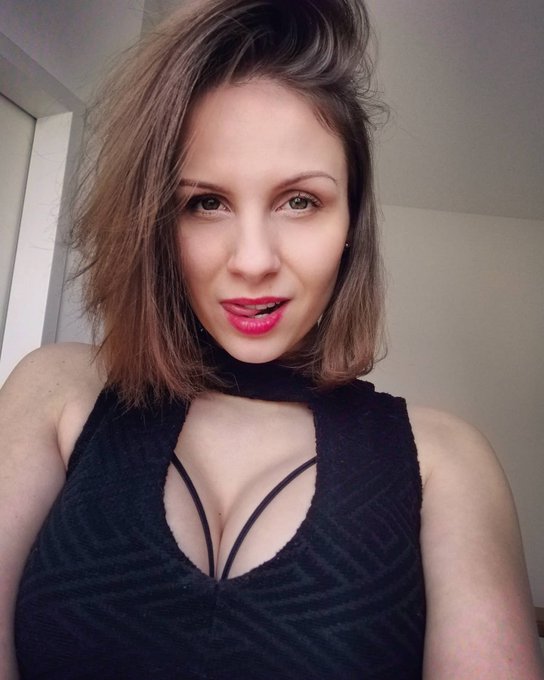 Sch&ouml;nen Abend und nicht vergessen, das Wochenende naht 😜🥳 #Marywet #selfie https://t.co/h17dqTuVTa<a href="/tag/selfie"class="tags"><span>#selfie</span></a><a href="/tag/marywet"class="tags"><span>#marywet</span></a>