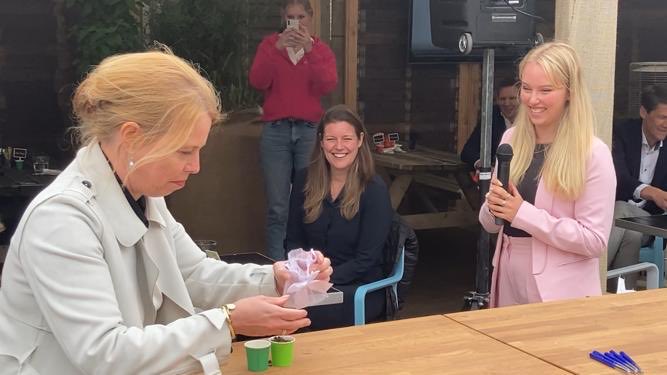 Fryslân werkt aan toekomstbestendige banen voor de vrijetijdssector. Met een actieplan en een vandaag getekend convenant. Dat is: symbolisch zaadjes planten! Heel belangrijk, zeker nu gelukkig ook de horeca steeds meer mag.
