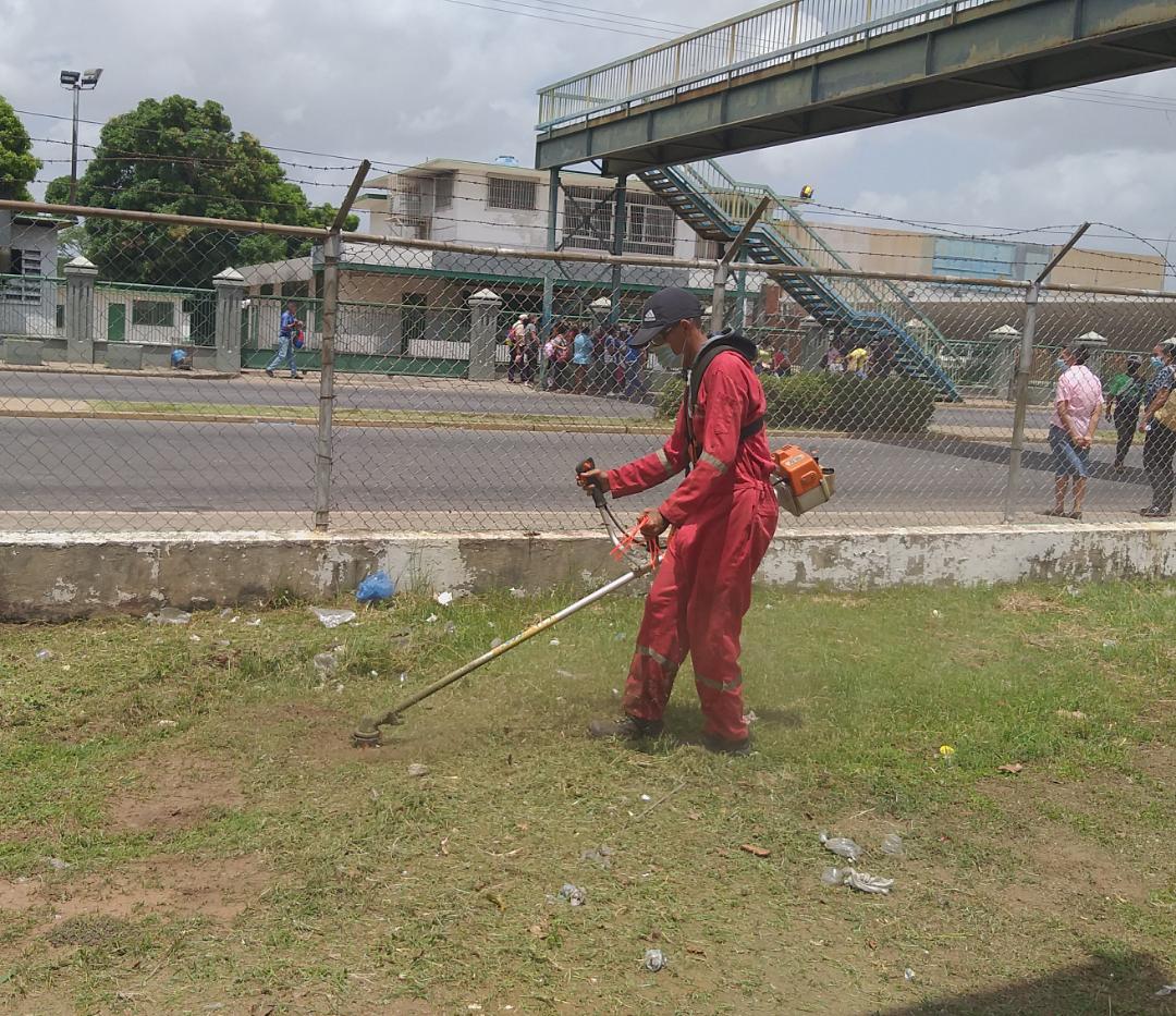 Pueblo2_0's tweet photo. 📍El Motor Minero, participó en una Jornada de Desinfección y Desmalezamiento en el hospital Ruiz y Páez de la Ciudad Bolívar en articulación con Barrio Nuevo Tricolor, el Ministerio de Transporte y la Gobernación del estado Bolívar.

#LiberenALosPatriotas
@EcoMineriaVE https://t.co/347hdKIo1E