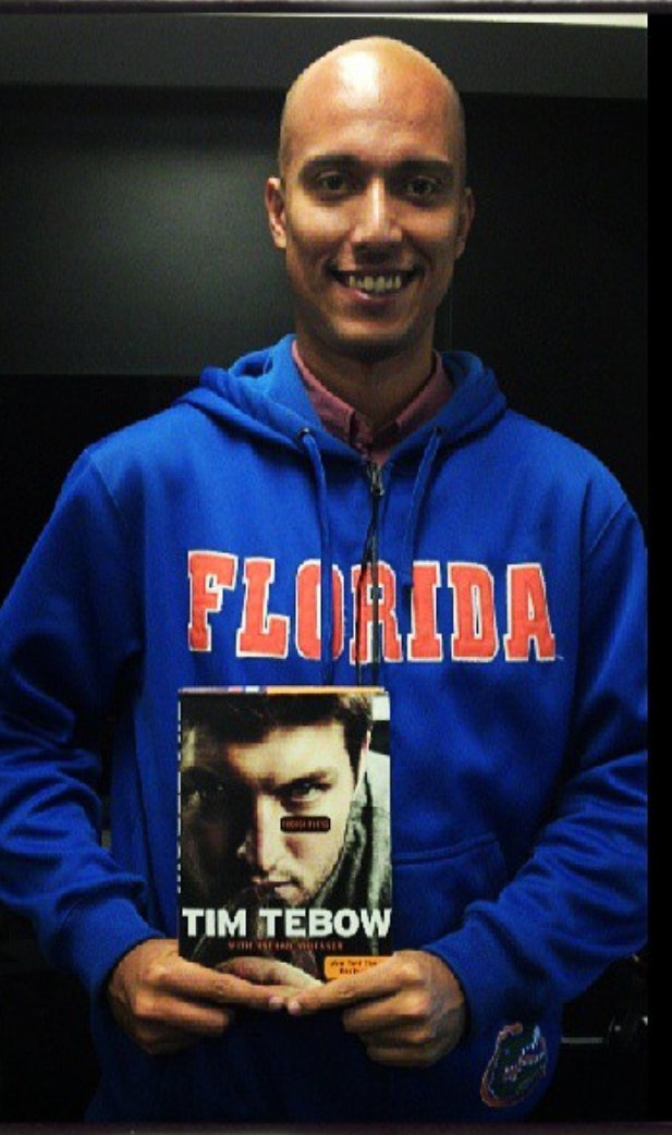 Merlin_Calazans's tweet photo. Quando alguém mais tiver a biografia autografada com dedicatória nominal, a gente abre uma disputa de quem é o maior fã de @TimTebow no Brasil.
Abs. 
#TimTebow
#Allhedoiswin https://t.co/D3YaasVCvl