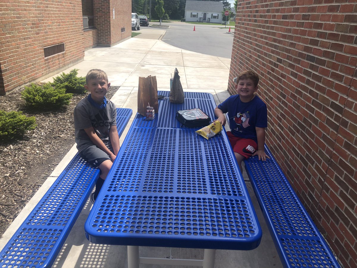 awlsmo's tweet photo. Mrs. Bigelow and these two kids of character enjoyed a picnic lunch outside on this beautiful day! ☀️👍🏻 #generalexpectations https://t.co/X5hEGfccdq
