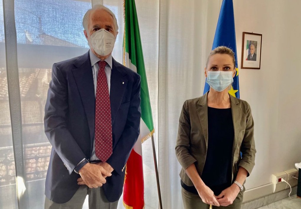 Primo incontro con il Sottosegretario <a href="/VVezzali/">Valentina Vezzali</a> dopo le elezioni del #CONI. Un confronto costruttivo e propositivo
per affrontare le tematiche del presente e del futuro del 'nostro' amato #sport, con quella passione condivisa che fa la differenza.