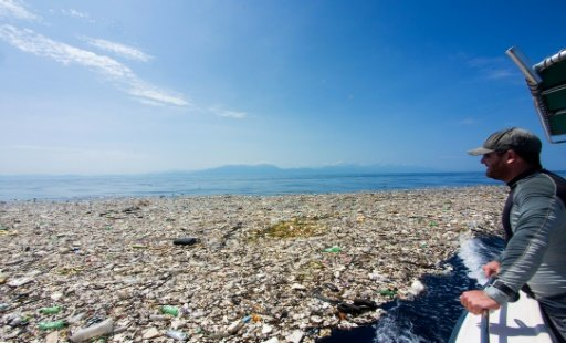 peklebba's tweet photo. Behind the islands of plastic in the oceans 
https://t.co/W4j5zTUtbo https://t.co/gn77FizIk6