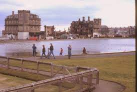 CraftYselfSilly's tweet photo. Such a sad day when the Plaza at Tynemouth went up in flames. Many a happy childhood memory made in the Roller Rink and later at the nightclub Surfers
#tynemouth #northeast #throwbackthursday #childhoodmemories #plaza https://t.co/PQt3TVbtIZ