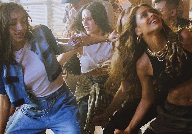 “Miénteme” se encuentra en el top 10 de Spotify de los siguientes países:

Argentina
Uruguay
Bolivia
Perú
España
Paraguay