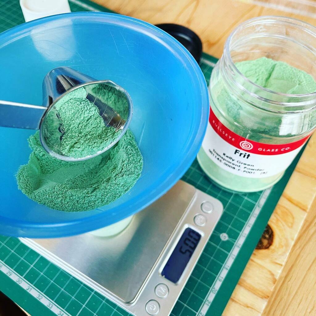 glacra_market's tweet photo. ガラスパウダーを詰め詰め🥰
「ブルズアイ1145ケリーグリーン」
ええ色やね😍
抹茶フラペチーノが飲みたくなってるのはきっと気のせい🙄
#ガラスフュージング #フュージング #ガラスパウダー #ガラス #glassfusing #glassfrit #bullseyeglass https://t.co/K66IG3GHTs