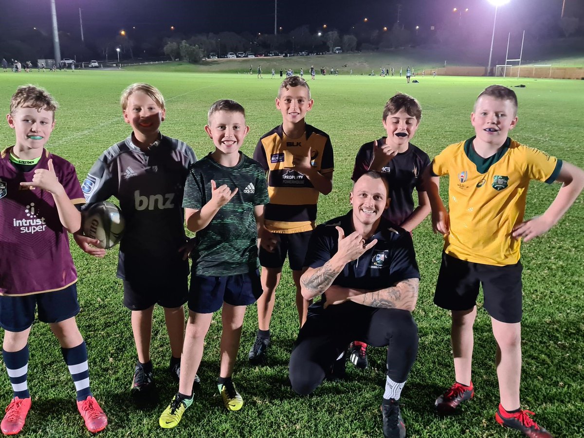 JBrothersRUFC's tweet photo. Brothers Premier Grade players helping our future stars 🌟
Our premier grade players mentored our next generation through their skills and knowledge, putting our focus of securing our future into play 🏉 
Read our full story ➡️ https://t.co/8PyrnSPPDQ 

#brothersforlife 🔵⚪️ https://t.co/gVewNGxdnM