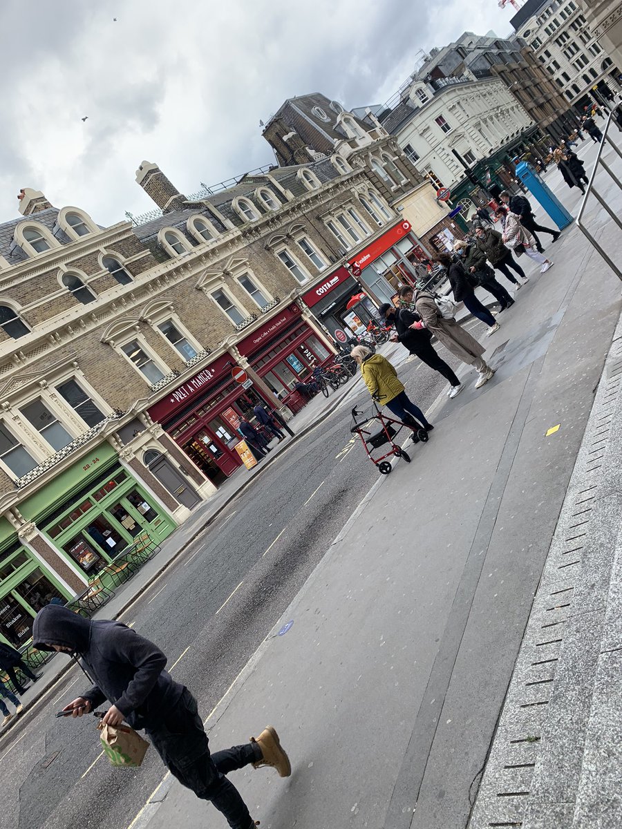 mummysboyfraser's tweet photo. @silvercab49 A queue of passengers at Liverpool Street rather than a queue of Taxis, Wonderful to see https://t.co/sq3kuFSQjz