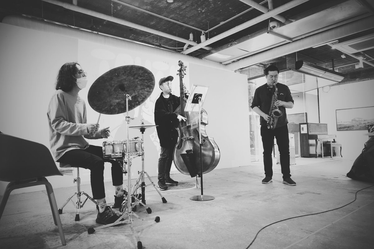 0xfermata's tweet photo. Big thanks to @E_Reum___ for the great black and white photos from todays performance at the #NFT Villa exhibition in Seoul, Korea! https://t.co/wFGnMiZMLu