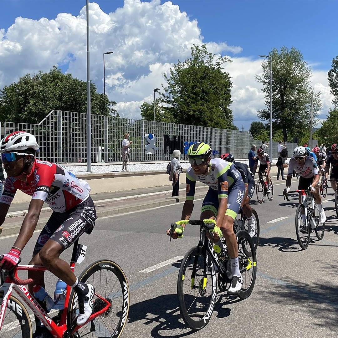 Publiacqua's tweet photo. 📢 Benvenuto al Giro d'Italia 🚴🏿🚴🏼🚴🏻 @giroditalia che oggi è passato di fronte al nostro Impianto dell'Anconella 💧💧 a #Firenze @comunefi   Spettacolo e passione popolare che non passano mai di moda 💗
In bocca al lupo 🐺 a tutti i partecipanti!!! 💪🏻🏆🏅 https://t.co/dTqD7pM1eH