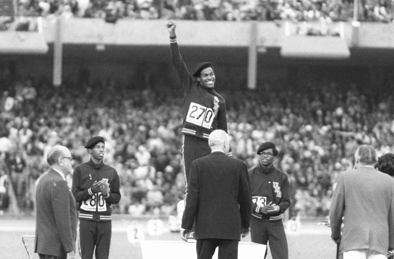 Lee Evans, un infatigable militant de la cause noire américaine

Légende de l'athlétisme et du 400m, militant infatigable de la cause noire américaine, Lee Evans est mort mercredi à l'âge de 74 ans ow.ly/v7dG50ER3ul