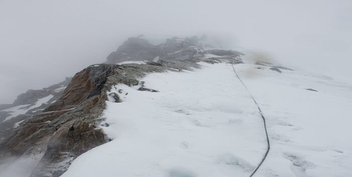 ElAragueno's tweet photo. El Pico Humboldt se vistió de blanco tras tormenta de nieve #Curiosidades https://t.co/icx5LE1GLK