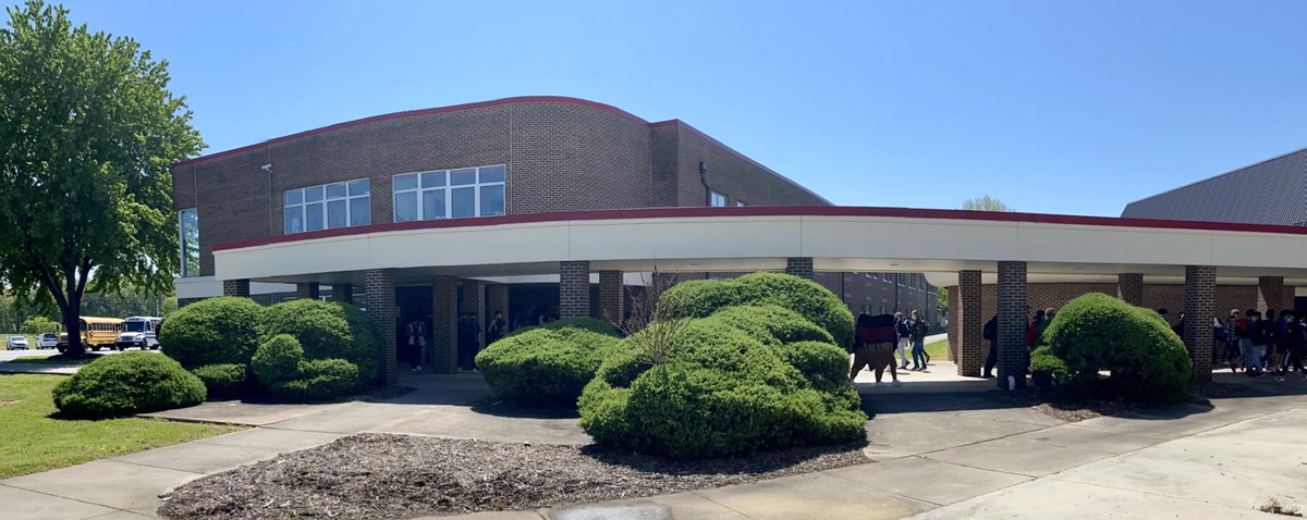 FHScooks's tweet photo. Heather Smith led FCCLA in this beautification project. Ag classes helped cut down overgrown shrubs and prepped the area. Carpentry classes removed stumps and will be building an herb garden. #teamwork #FHSCTE #FCCLA #leadership @BurkeCoSchools @CteBurke https://t.co/b6WutGDOOA