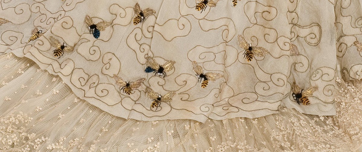 An exquisite robe à transformation by the Parisian designer Jacques Doucet, heavily embroidered with a motif of drifting summer clouds and gold-winged bees, 1900-1905. Musée des Arts Décoratifs, Paris #WorldBeeDay