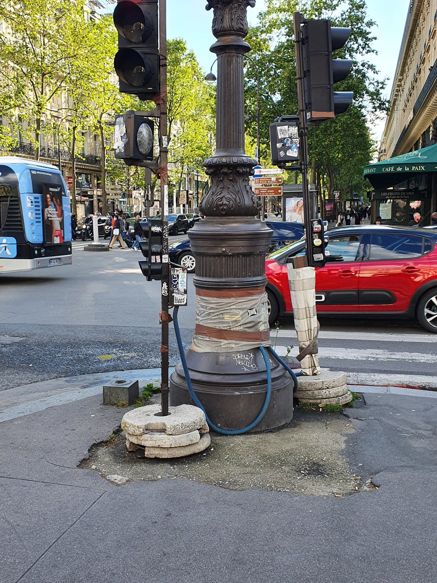 CovilleM's tweet photo. Place de l'Opéra (ceci n'est pas une forêt urbaine, ne réglez pas votre téléviseur) #saccageparis https://t.co/Vy81ppB3OQ