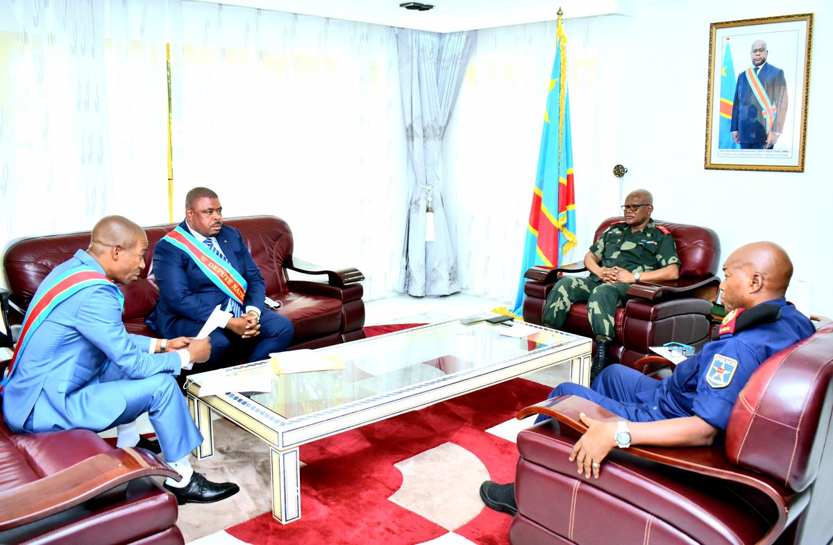 ZacheMATHINA6's tweet photo. #Nord-Kivu: État de siège, les congolais de tous bords se mobilisent derrière les FARDC pour la paix. C'est dans ce cadre que 2 députés nationaux élus du Haut-Katanga ont rencontré le LtGén NDIMA CONSTANT Gouverneur militaire à son cabinet de travail ce jeudi 20 mai. https://t.co/1RdADBBhAA