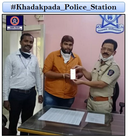 ThaneCityPolice's tweet photo. खडकपाडा पो.ठा. प्रॉपर्टी मिसिंग नं. ४७८/२०२१ मधील फिर्यादी नामे पवन घनश्यामदास तोलानी यांचा सुमारे १,०५,०००/- रुपये किंमतीचा हरविलेला आयफोन पोलीस अंमलदार पवार व जाधव यांनी तांत्रिक तपासाद्वारे शोधून फिर्यादी यांना परत केला. #ReturnOfProperty https://t.co/PUtOFMXZSl