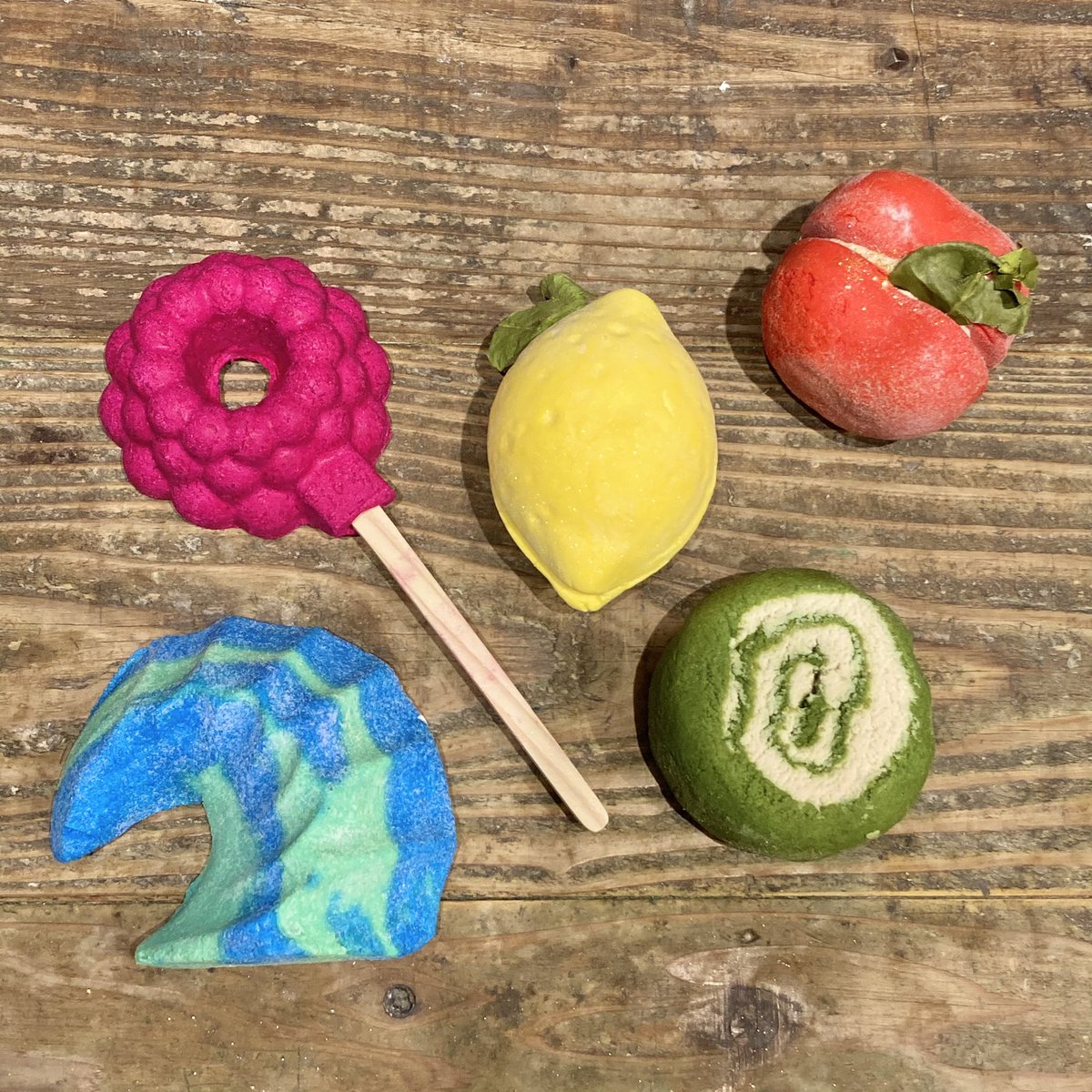 lushjp_ikspiari's tweet photo. https://t.co/HkW4xy5r3b
明日から #バブルバー に新しい仲間が登場します🥰✨
#LUSH #ラッシュ #イクスピアリ #ピアリ #泡風呂 #bubblebath #bubblebars https://t.co/BQ9P6Dl4gl