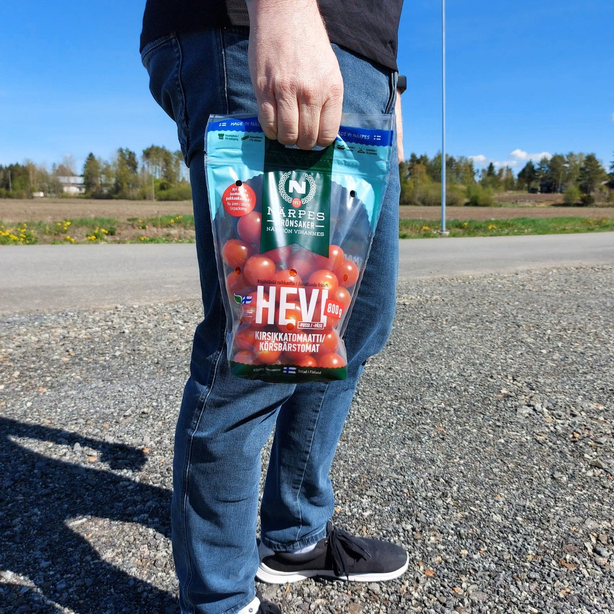 Sain uuden käsilaukun kesäksi. Laskeutuu pian myymälään lähellä sinua. Kantokahvalla varustettu 800g jättipussi ihania tomaatteja, uudelleensuljettava, pakkaus täysin kierrätettävä ja muovin määrä minimoitu.Aika huippu, eikö ! #närpiönvihannes #madeinnärpes