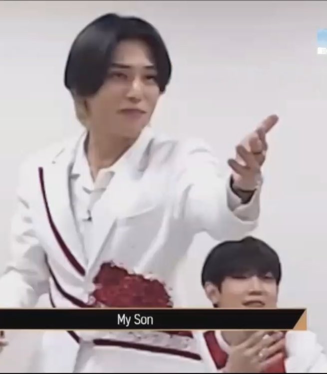 piwonsstar's tweet photo. felix:                                  wooyoung
*shows abs*                   “MY SON” https://t.co/f5bY5AjLTB