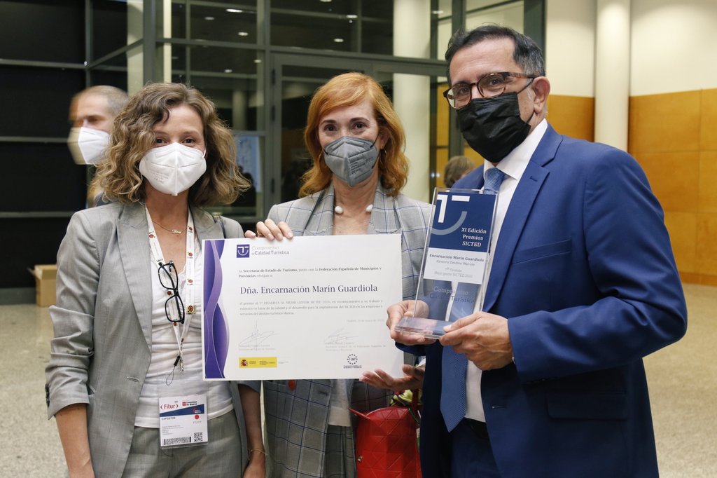 SerranoJAntonio's tweet photo. Mi más sincera enhorabuena a Encarna Marín, de la Concejalía de Cultura, y Turismo, por su destacada labor como gestora de destino turístico.

Ha sido premiada por la Secretaría de Estado de turismo y la Federación de Municipios. Una alegría acompañarla desde #FITUR 👏 https://t.co/D3OTfF3wsi