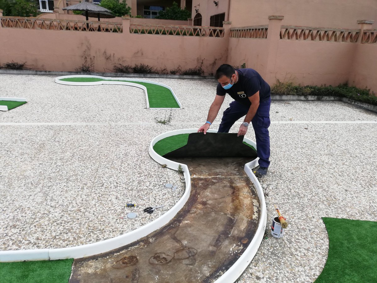 Preparando el mini-golf para que nuestros clientes se lo encuentren en perfectas condiciones para su uso