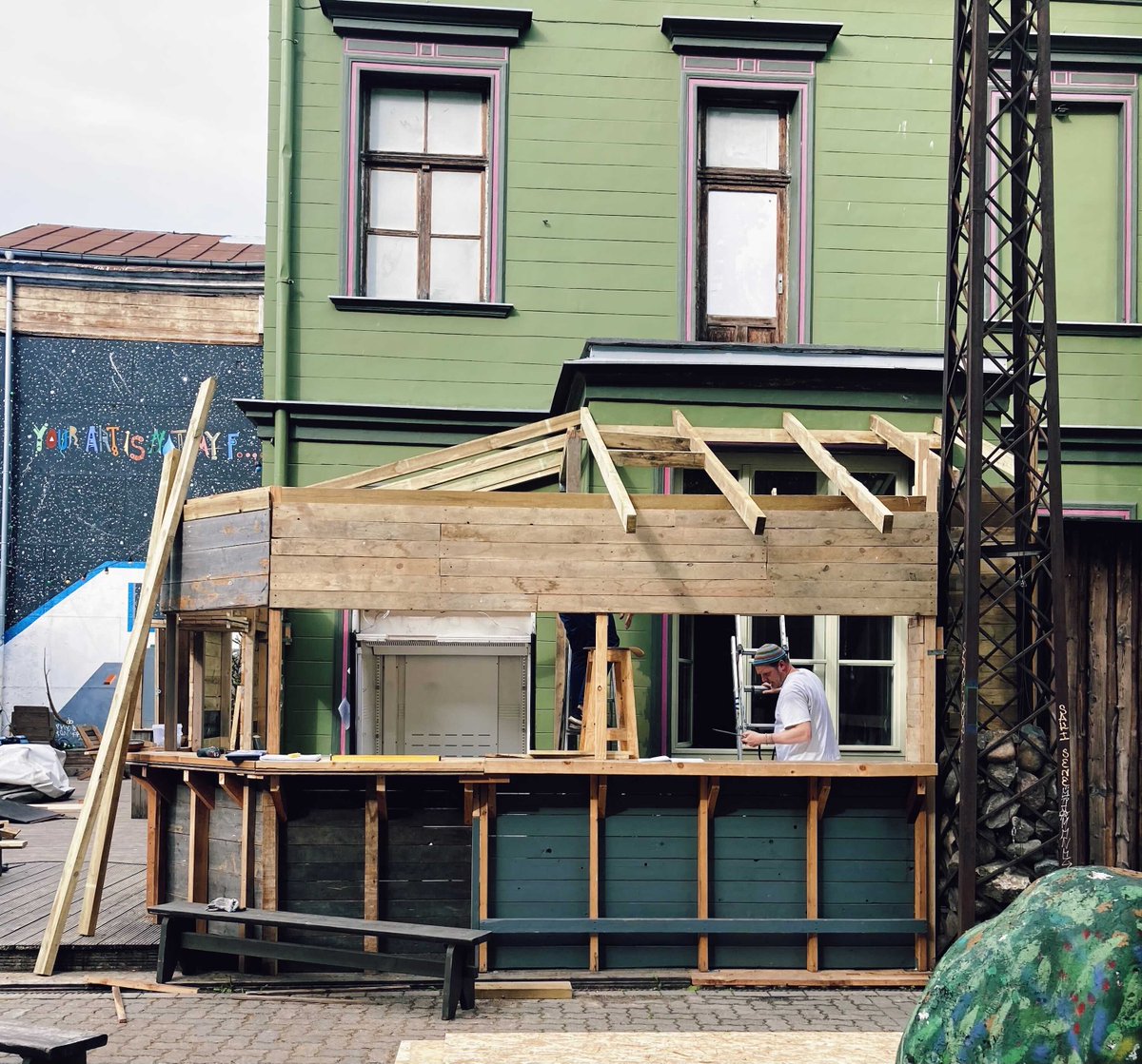 Sākot ar rītdienu esam atpakaļ un gaidām ciemos terasē! Strādās āra bārs, būs uzkodas no Austras, kā arī iepazīstināsim ar kādu sen lolotu jaunumu bārā. Būs LIELA piektdiena!

⏰ KKC darba laiks katru dienu no 13:00 - 21:00.