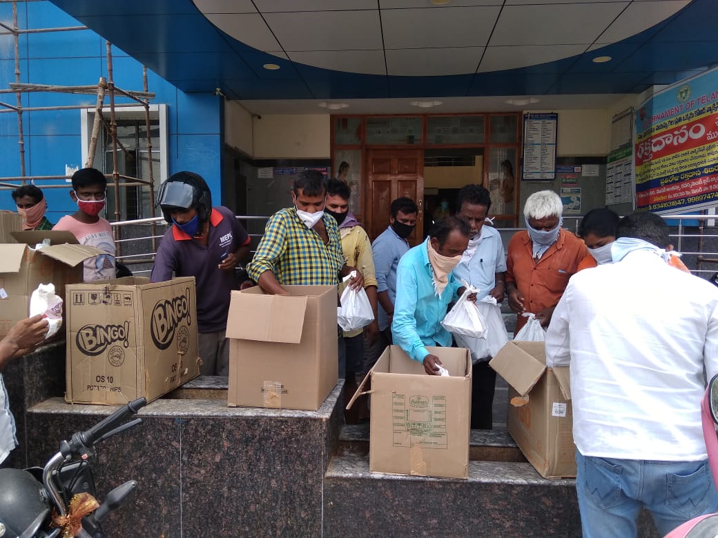 SwacchaSeva's tweet photo. #SwacchaSevaFoundation has donated 3590 food packets today in &amp; around Karimnagar. 
ఈరోజు పిన్నోజు భాను శ్రీనివాస్ గారి స్వచ్ఛ సేవా ఫౌండేషన్ ఆధ్వర్యంలో 3590 ఆహార పొట్లాలను పంచడం జరిగింది. https://t.co/r43cxcSXcv