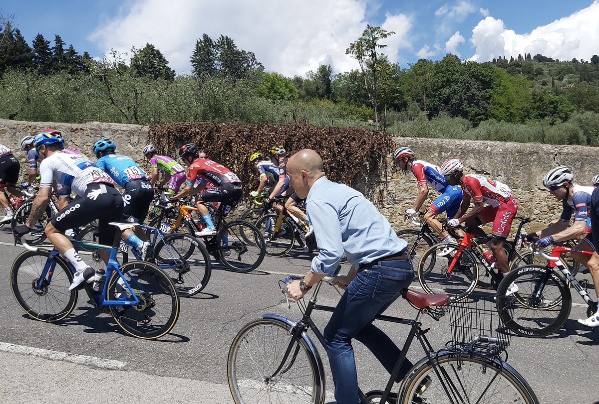 GuilhotNicolas's tweet image. Today, the #giroditalia passed by the EUI. The front runners were humiliated when an intellectual historian passed them on his way to a Zoom meeting.