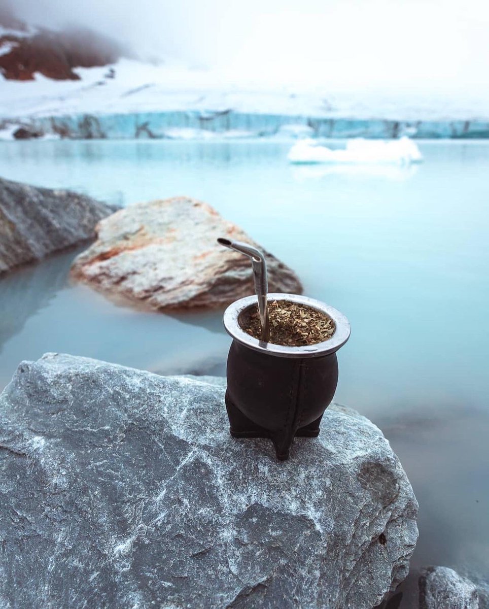 TripinArgentina's tweet photo. Los matecitos del buen día ! Con @jainnen.
.
“ ¿Quien más con ganas de un mate bien caliente en medio de la montaña? Crear contenido si que da gusto cuando @matespalocruz me acompaña en mis aventuras 🧉💙”.
.
#buendia #viajes #mates #ushuaia.
.
Tag #TripInArgentina https://t.co/o8BJfYHYIl