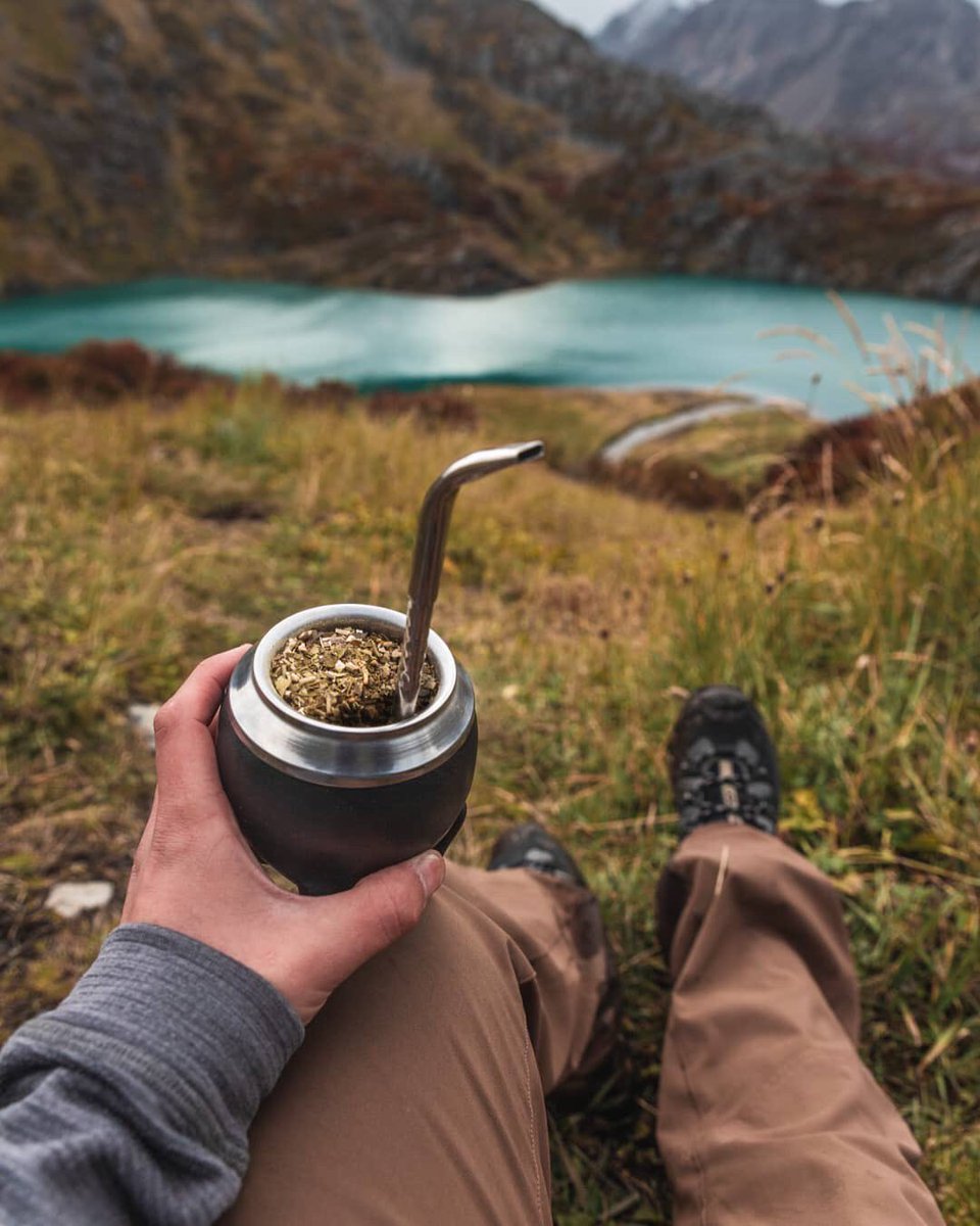 TripinArgentina's tweet photo. Los matecitos del buen día ! Con @jainnen.
.
“ ¿Quien más con ganas de un mate bien caliente en medio de la montaña? Crear contenido si que da gusto cuando @matespalocruz me acompaña en mis aventuras 🧉💙”.
.
#buendia #viajes #mates #ushuaia.
.
Tag #TripInArgentina https://t.co/o8BJfYHYIl