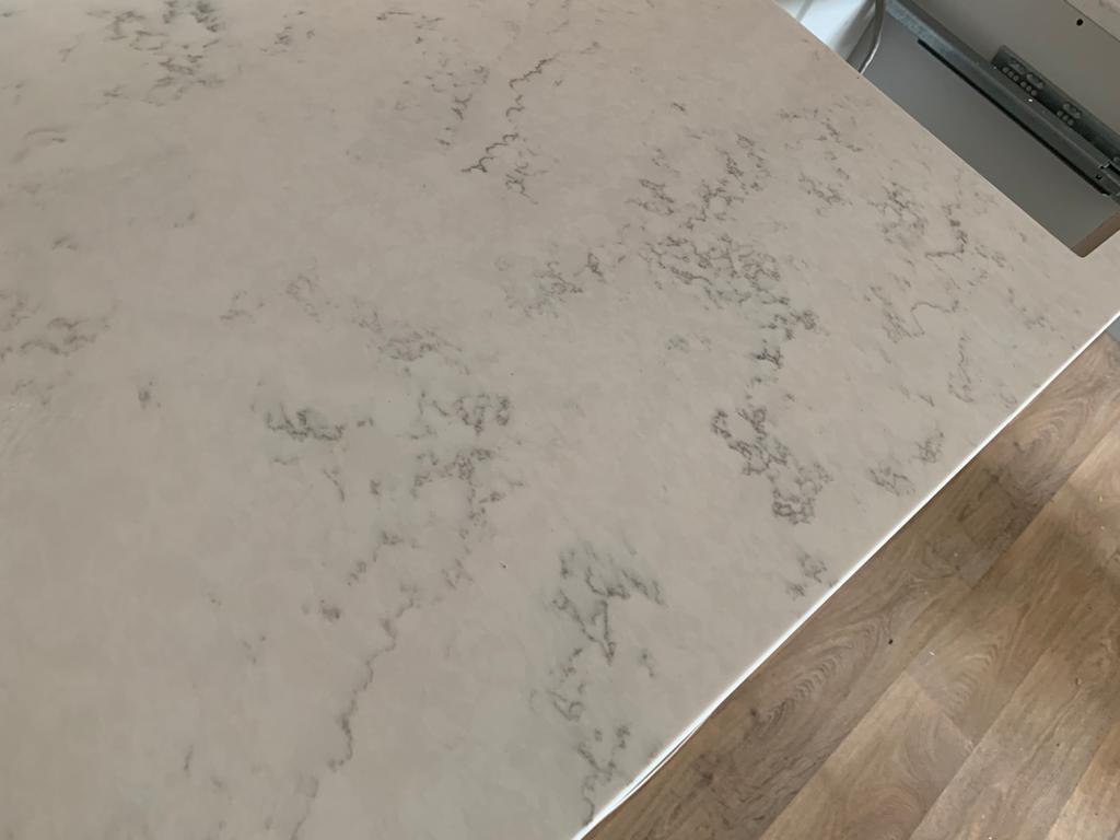 👏 SMOKEY 👏The subtle mottled effect in <a href="/STONEWORLDuk/">Stone World London</a> 
 Smokey #Carrara #quartz is stunning and will add lovely detail to your #kitchenworktops