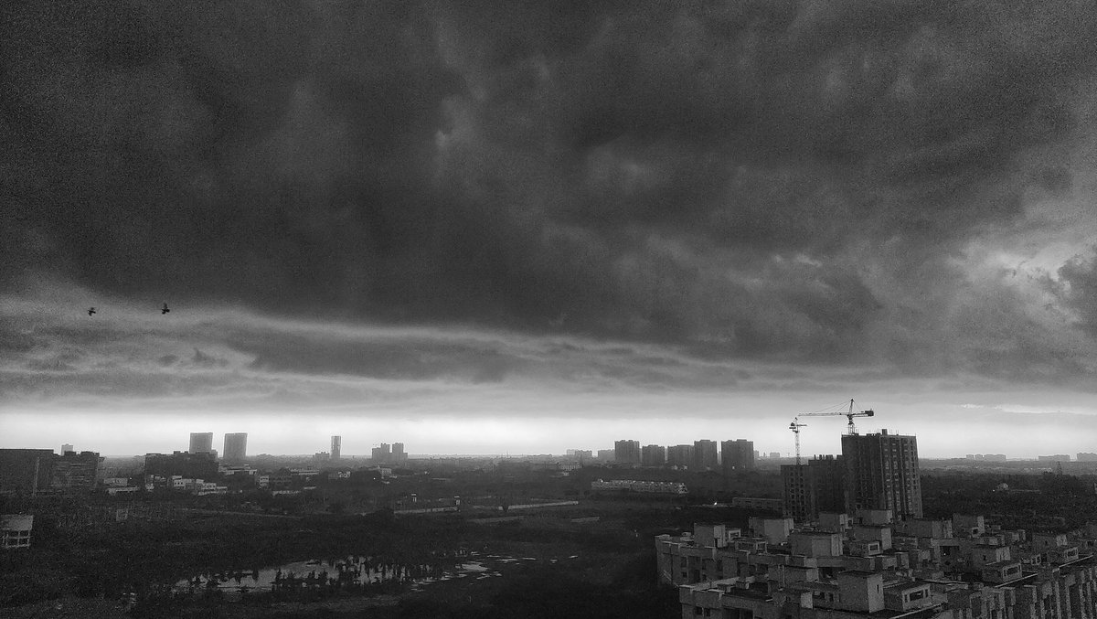 rprsan's tweet photo. Those gothic moments
#cloudysky #rainclouds #blackandwhitephotography #birds #darkclouds #landscapephotography #wideanglephotography #mobilephotography #viewfromtop #Siruseri #mychennai #prachastudios #studioatsiruseri #studioathome #urbanphotography #lowlightphotography https://t.co/ZizrGRUrJE
