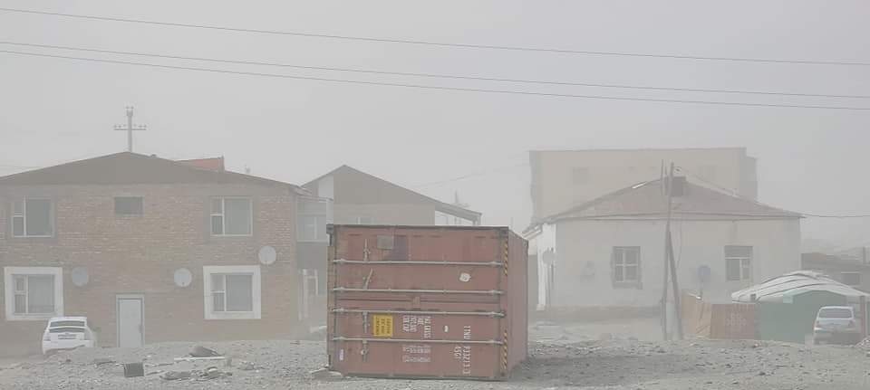 Говь-Алтайд хүчтэй шуурч контейнер унаж, айлын хашаа, гэр нурлаа