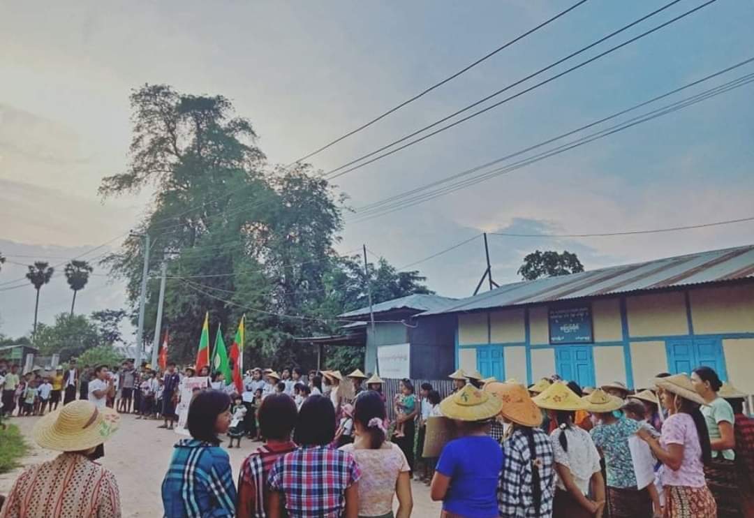 chueaint12's tweet photo. Students,teachers and residents in InHla Village,KyunHla Tsp,Sagaimg Region together protested against the Military Dictatorship and its slavery education in this evening. 

#May20Coup #MindatIDPCamp #WhatsHappeningInMyanmar #MilkTeaAlliance https://t.co/RUasvBftB7