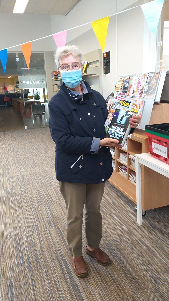 Mevrouw Timmer is heel blij, dat ze vandaag zelf weer boeken en tijdschriften kan uitzoeken in Bibliotheek #Schoonoord