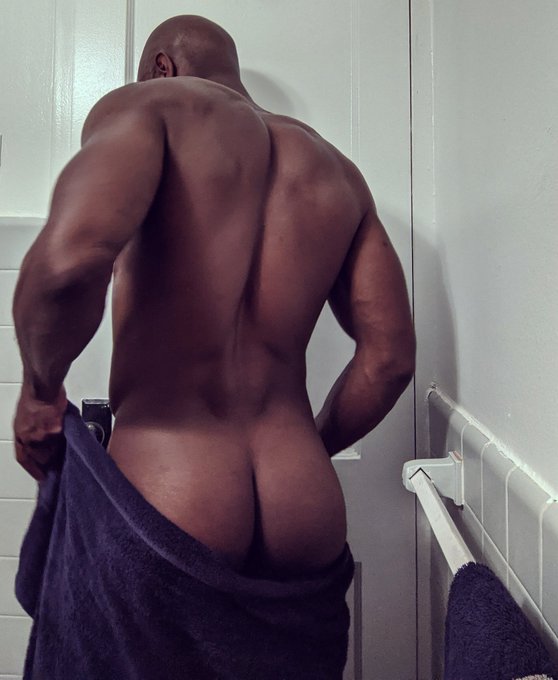 The return of the blue towel. #thirstythursday #towelday https://t.co/gwm1wlIQFa<a href="/tag/thirstythursday"class="tags">#thirstythursday</a><a href="/tag/towelday"class="tags"><span>#towelday</span></a>