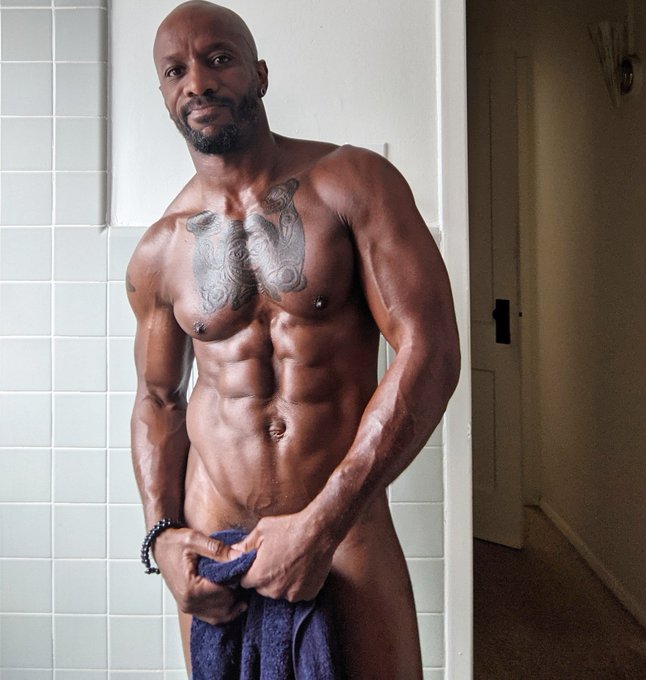 The return of the blue towel. #thirstythursday #towelday https://t.co/gwm1wlIQFa<a href="/tag/thirstythursday"class="tags">#thirstythursday</a><a href="/tag/towelday"class="tags"><span>#towelday</span></a>