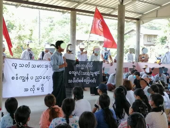 GRCIE17's tweet photo. Today, university students went on strike in a village near the Monywa-Myint Road. After the march, the military terrorists arrived in cars during the sit-in strike, but the protesters were able to disperse the crowd without being abducted. #WhatsHappeningInMyanmar #May20Coup https://t.co/C6kjiA7l6f