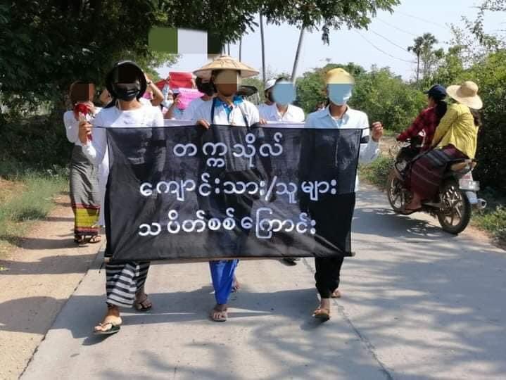 GRCIE17's tweet photo. Today, university students went on strike in a village near the Monywa-Myint Road. After the march, the military terrorists arrived in cars during the sit-in strike, but the protesters were able to disperse the crowd without being abducted. #WhatsHappeningInMyanmar #May20Coup https://t.co/C6kjiA7l6f