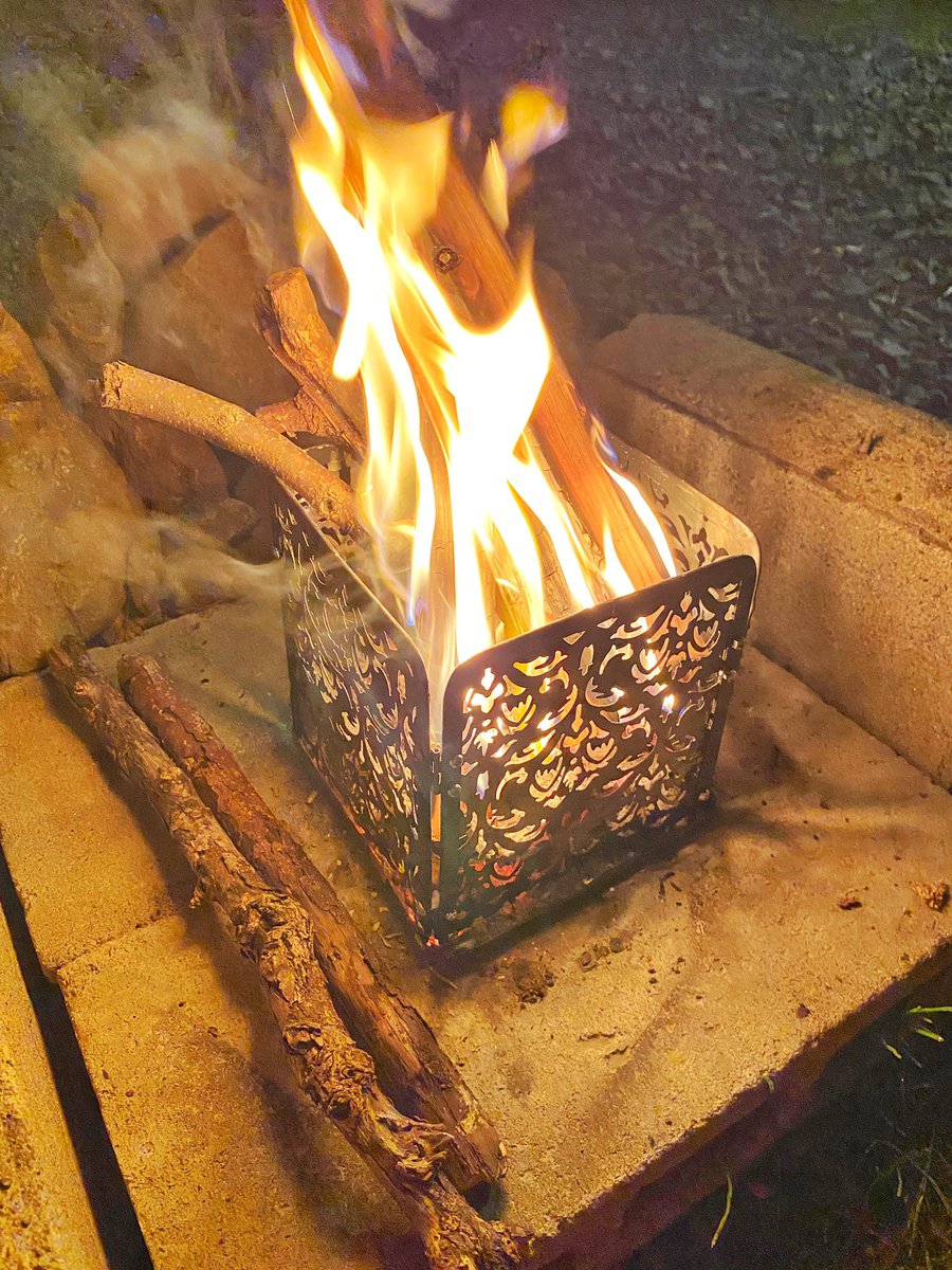 Croe 庭でコーヒーを飲む為に焚き火してます 焚き火コーヒー 百均の焚火台を改良して折り畳めるようにしたので どんな感じか火入れをしがてら おニューのテーブルも具合をチェック 庭キャン 家キャン