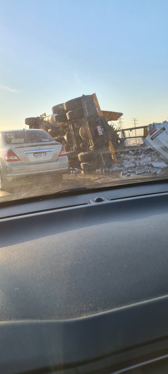 CoreyFregoso's tweet photo. @Trafico_ZMG camion de carga de cerveza, vuelca en retorno hacia el salto, derramando mercancía en carretera chapala. https://t.co/T54cp9m5wv