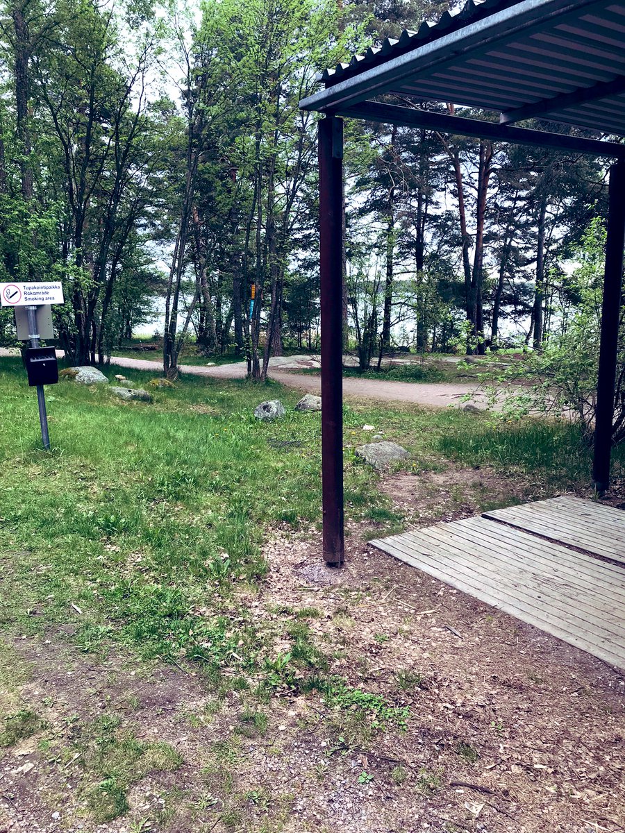 Kyl ois tossa katoksen alla kiva vetää penkkii ja rintsii, mutta @HelsinkiLiikkuu mielestä se on vaarallista, mutta onneks on sentää viereen saatu uusi röökipaikka! Sen vetämistä kannattaa kannustaa kuntoilun sijaan #helsinki #painottakasmunkanrantaan