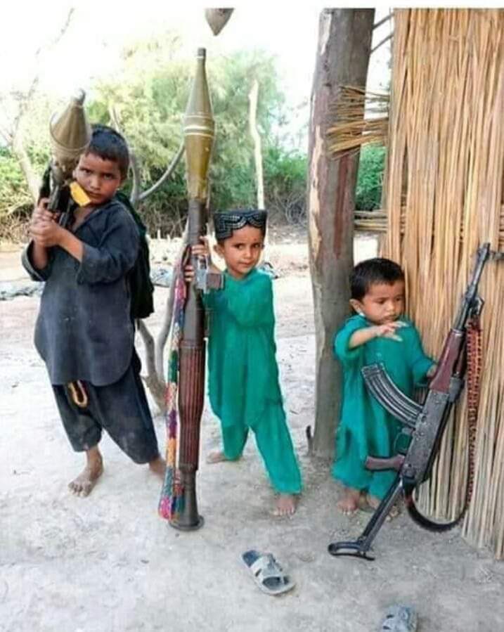 AmjadAliHab's tweet photo. For God’s sake educate them 🙏
At the age they should hold a pen in their hands, they are forced to have guns 🙏
 #KandhkotBleeds https://t.co/9QO9jXQIf5