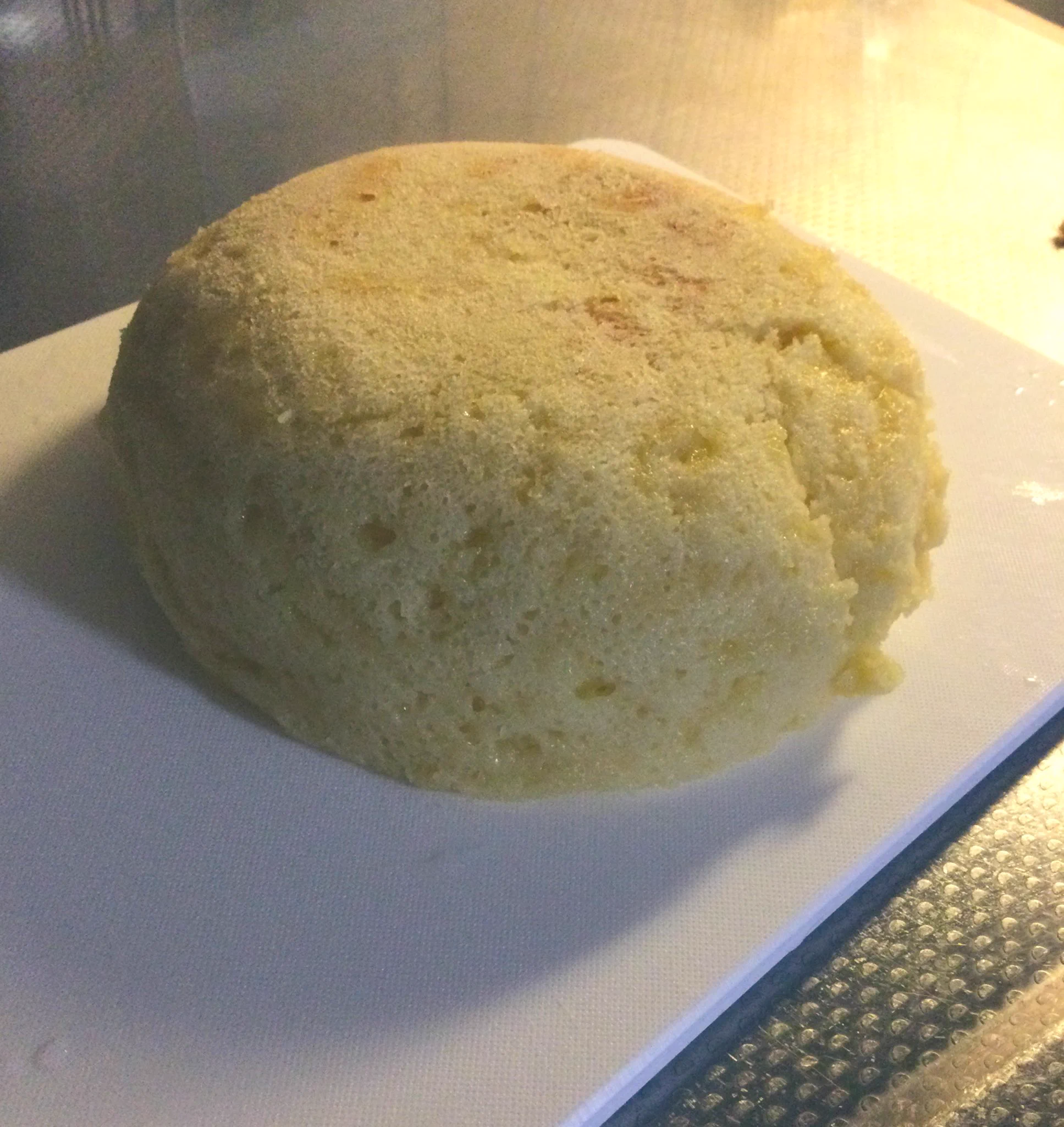 分量計るのめんど……まぁ計らんでも目分量で何とかいけるやろ☺️
チーズどーん！ヨーグルトばーん！砂糖デデーン！チン‼︎
ホカホカ🧀✨
量テキトーでも美味いとか…レシピが天才だった…  