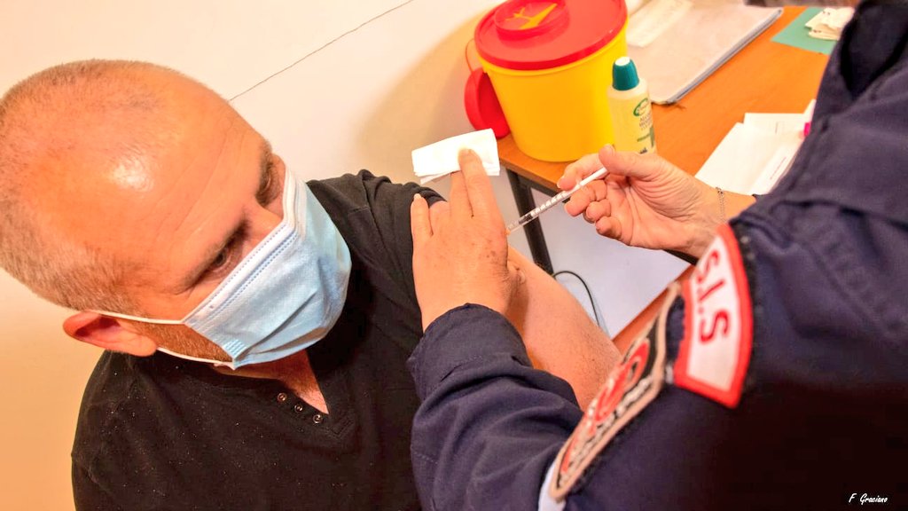 SDIS83's tweet photo. [#COVID19] 2ème injection 💉 pour les agents du @SDIS83 inscrits sur cette nouvelle vague sur les sites de #Fréjus, #LeLucEnProvence et #Toulon centre.
#TousMobilises pour une #immunité collective et solidaire. https://t.co/rNd0wpXXnN