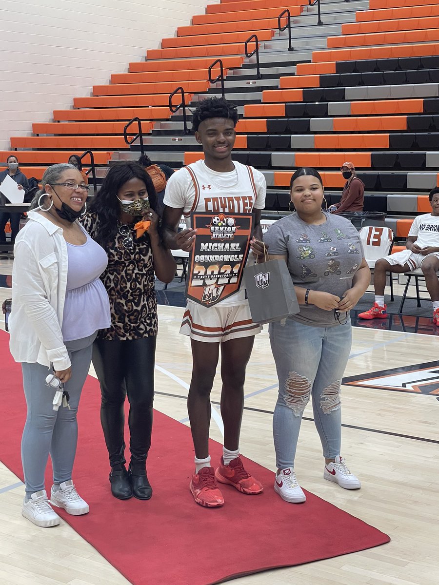 OVHSHOOPS's tweet photo. On Senior Night! Michael Ogunodowole finished with a career high 32 points and 9 rebounds. Drop the Mic! Orange Vista 63 
Valley View 60 https://t.co/ev5XRpxC4a