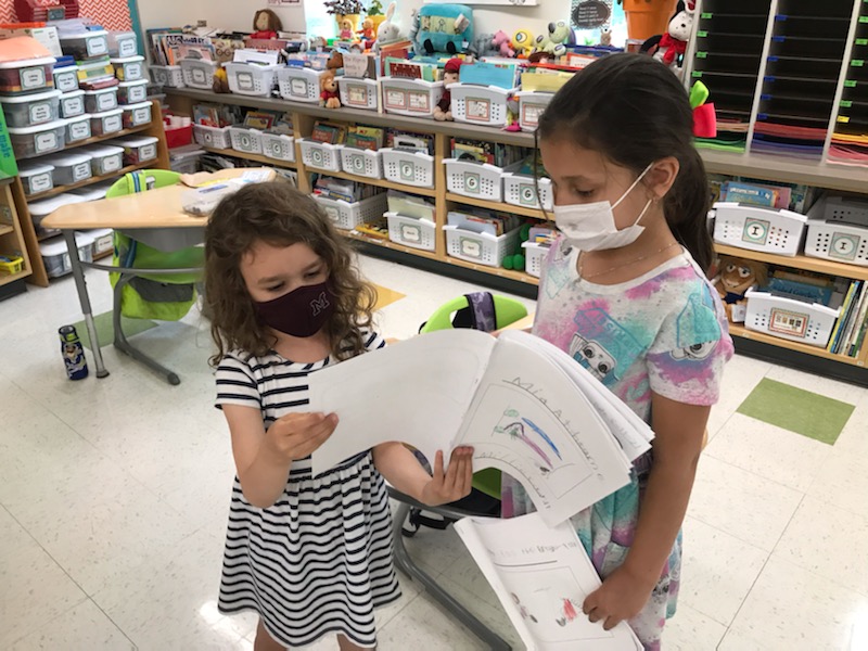 Hamfamwildcats's tweet photo. Mrs. Comp's 1st grade students reading their realistic fiction stories to each other with their character puppets. #characterpuppets #firstgradeauthors @MrsBeckyComp https://t.co/yN6EUstV9d