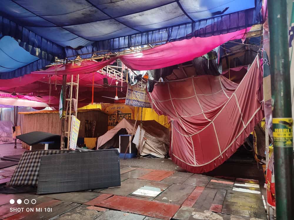 jasveermuktsar's tweet photo. Farmers' tents damaged by heavy rains.
Pictures from Singhu Kundli Border Delhi.
#FarmersProtest https://t.co/GoCgqEh5CH